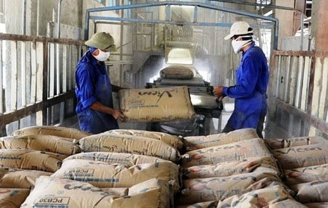 Les exportations de ciment et de clinker rapportent 1,125 milliard de dollars sur dix mois. Photo : congthuong.vn