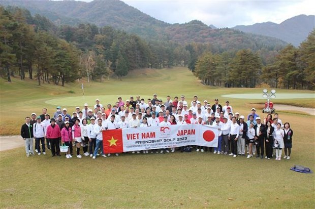 Des participants au tournoi « Friendship golf 2023 » au Japon. Photo : VNA.