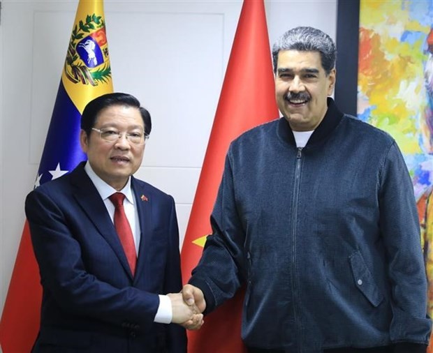 Phan Dinh Trac, membre du Bureau politique, secrétaire du Comité central du PCV et chef de sa Commission des affaires intérieures (à gauche) et le Président Nicolas Maduro, chef du Parti socialiste unifié du Venezuela. Photo : VNA.