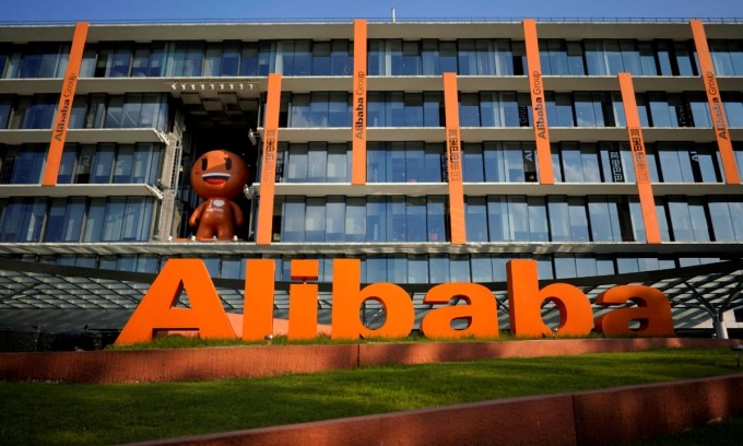 Le logo du groupe Alibaba au siège de la société à Hangzhou, province du Zhejiang, Chine le 20 juillet 2018. Photo : Reuters/Aly Song 