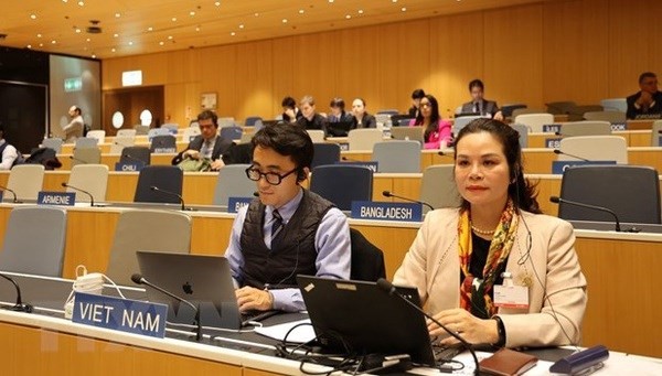 Pham Thi Kim Oanh, directrice adjointe du Département du droit d'auteur, lors d'une session à Genève, en Suisse. Photo : VNA.