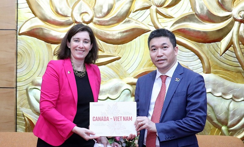 Le président de la VUFO, Phan Anh Son et Patricia Pena, vice-ministre responsable du Partenariat pour l’innovation du ministère des Affaires mondiales du Canada. Photo : thoidai.vn