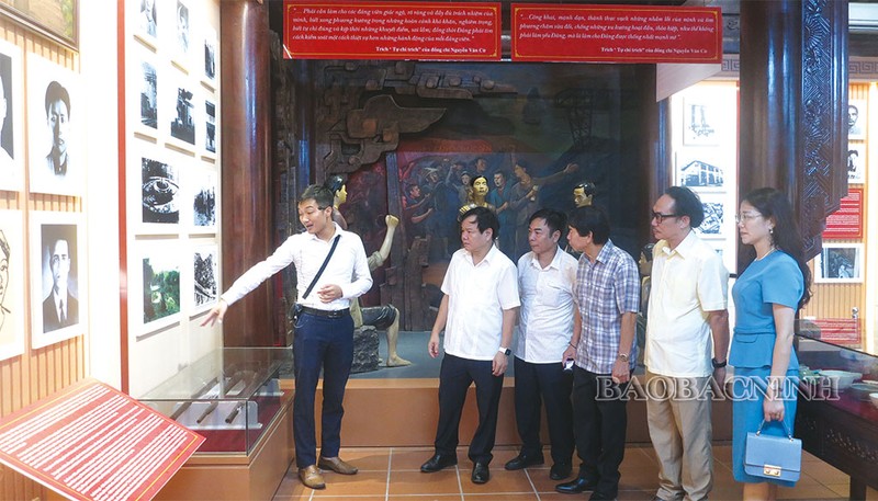 Les visiteurs découvrent l’exposition sur la vie et la carrière révolutionnaire du Secrétaire général du PCV, Nguyên Van Cu, à Phù Khê, ville de Tu Son. Photo : baobacninh.vn