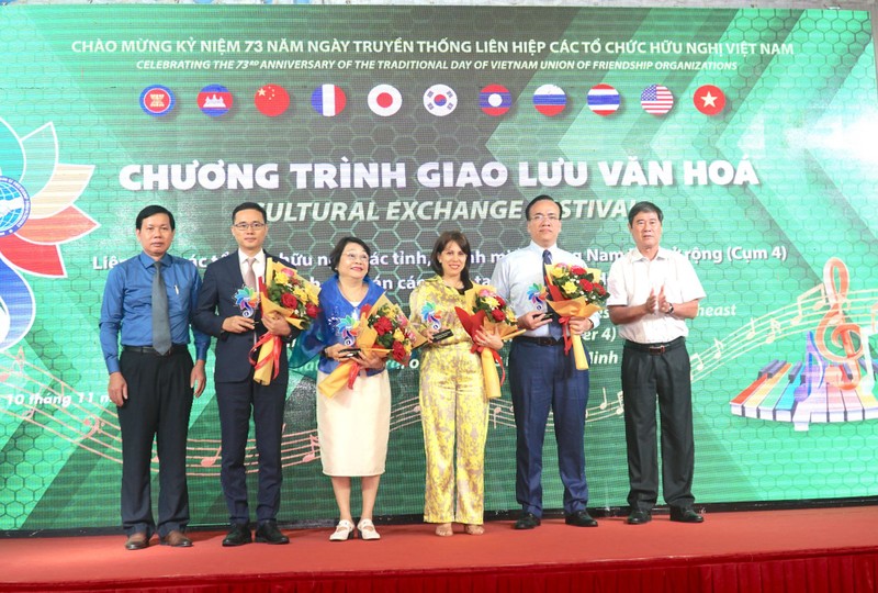 Des représentants de la province de Tây Ninh et des consulats généraux des pays participants au programme d'échange culturel. Photo : baotayninh.vn