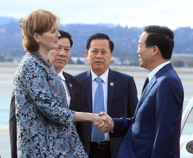 Le Président Vo Van Thuong (à droite) et son épouse, à la tête d'une haute délégation vietnamienne, sont arrivés à 9h mardi 14 novembre (heure locale) à l'aéroport international de San Francisco des Etats-Unis. Photo : VNA.