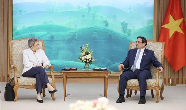 Le Premier ministre Pham Minh Chinh a reçu mardi à Hanoï la professeure Françoise Barre-Sinoussi. Photo : VNA.