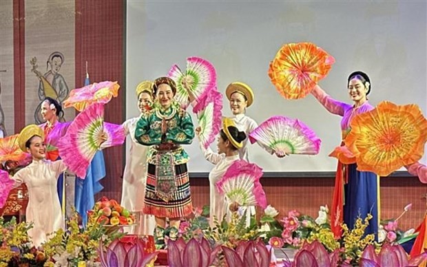 Les artistes du Théâtre de musique et de danse folklorique du Viêt Bac sur scène, au Centre culturel du Vietnam en France, le 17 novembre. Photo : VNA.