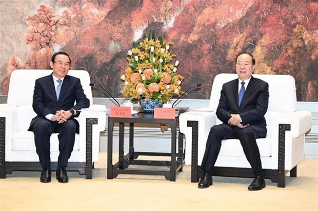 Entretien entre Nguyên Van Nên (à gauche) et Huang Kunming. Photo : VNA.