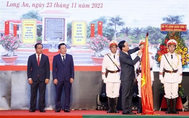 Le Président Vo Van Thuong décerne l’Ordre Hô Chi Minh à l'organisation du Parti, aux autorités et au peuple de la province de Long An pour leurs contributions importantes à l’œuvre du Parti et de l'État. Photo : VNA.