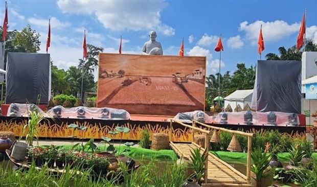 Le tableau placé sur le thème « Le riz Soc Trang d’antan et d'aujourd’hui » a des dimensions de 4 m de haut, 7 m de large et 10 mm d'épaisseur. Photo : VNA.