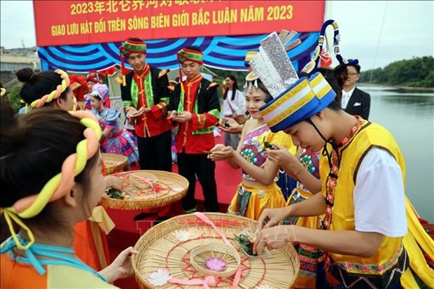 Des jeunes vietnamiens et chinois dans le cadre de la 15e Foire internationale du commerce et du tourisme Vietnam - Chine. Photo : VNA.