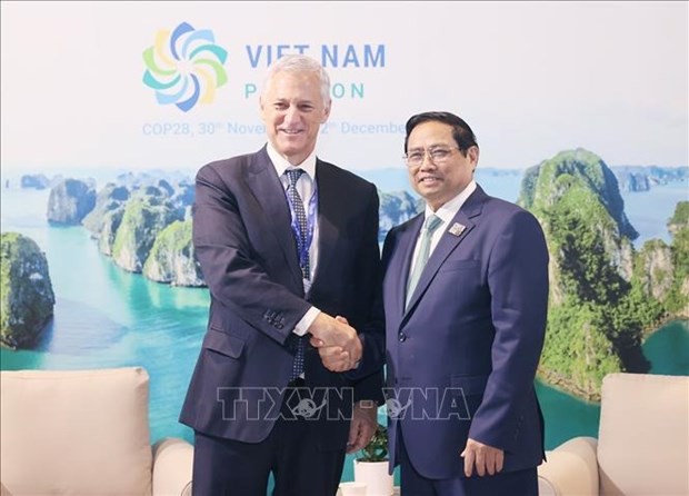 Le Premier ministre Pham Minh Chinh (à droite) et le directeur général du groupe Standard Chartered Bill Winters. Photo : VNA.