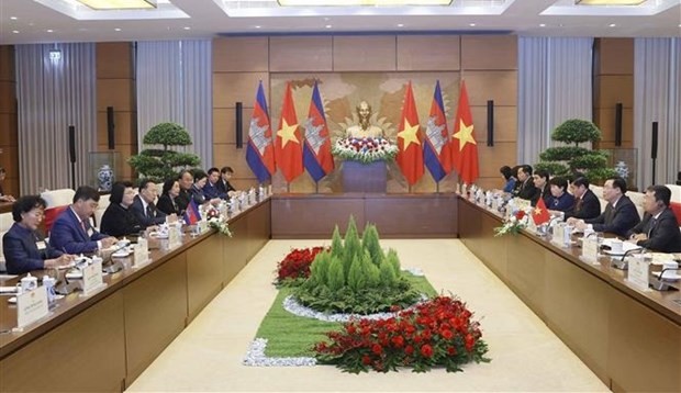 Entretien entre les présidents des Assemblées nationales vietnamienne et cambodgienne. Photo : VNA.