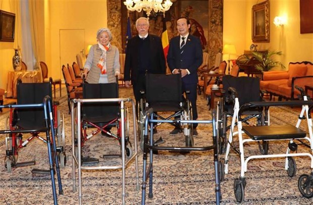 Le député fédéral belge André Flahaut (au milieu) remet quatre fauteuils roulants et quatre déambulateurs à l'ambassadeur du Vietnam en Belgique, Nguyên Van Thao. Photo : VNA.