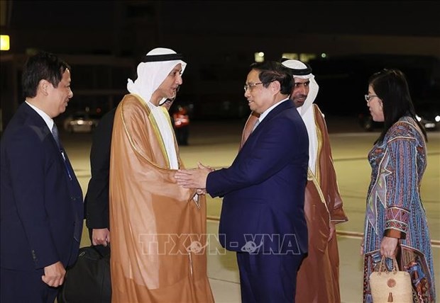 Le Premier ministre Pham Minh Chinh, son épouse et une délégation vietnamienne sont arrivés à l'aéroport international Al Maktoum à Dubaï. Photo : VNA.