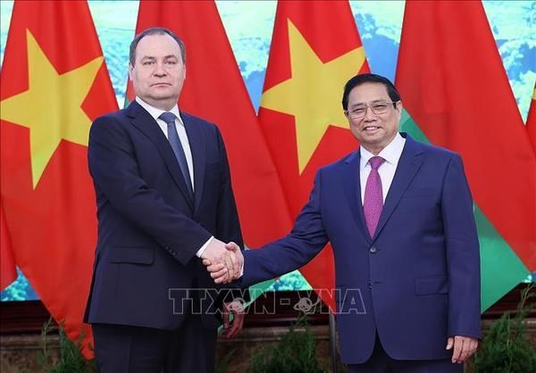 Le Premier ministre vietnamien, Pham Minh Chinh (à droite), et son homologue biélorusse, Roman Golovchenko. Photo : VNA.