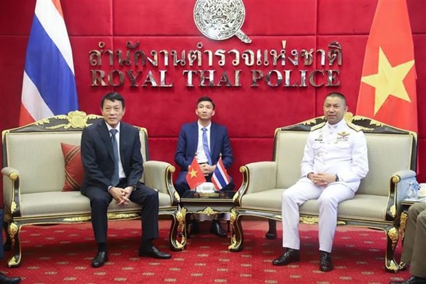Le vice-ministre vietnamien de la Sécurité publique, le général de corps d’armée Luong Tam Quang (à gauche) et le commissaire général adjoint de la police royale thaïlandaise, le général de police Surachate Hakparn. Photo : VNA.