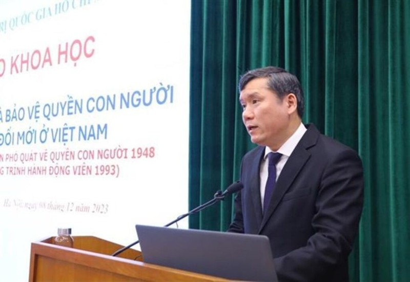 Le Professeur-Docteur Lê Van Loi, directeur adjoint de l’Académie nationale de Politique Hô Chi Minh, s’adressant à la conférence. Photo : CVN.