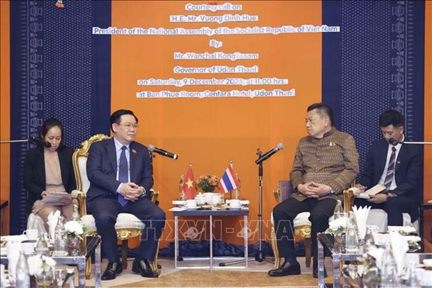 Le Président de l'Assemblée nationale, Vuong Dinh Huê (à gauche), et le gouverneur de la province d'Udon Thani, Wanchai Kongkasem. Photo : VNA.
