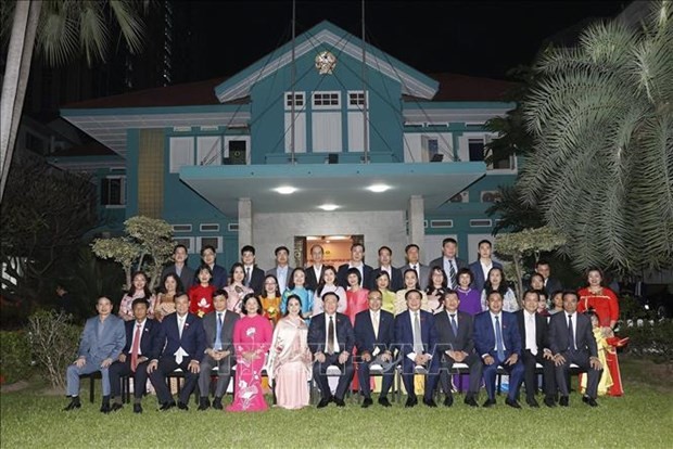 Le Président de l'Assemblée nationale Vuong Dinh Huê avec le personnel de l'ambassade du Vietnam en Thaïlande. Photo : VNA.