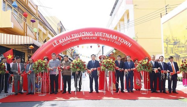 Le Président de l'Assemblée nationale, Vuong Dinh Huê, coupe le 9 décembre la bande inaugurale de la rue vietnamienne ''Vietnam Town''. Photo : VNA.