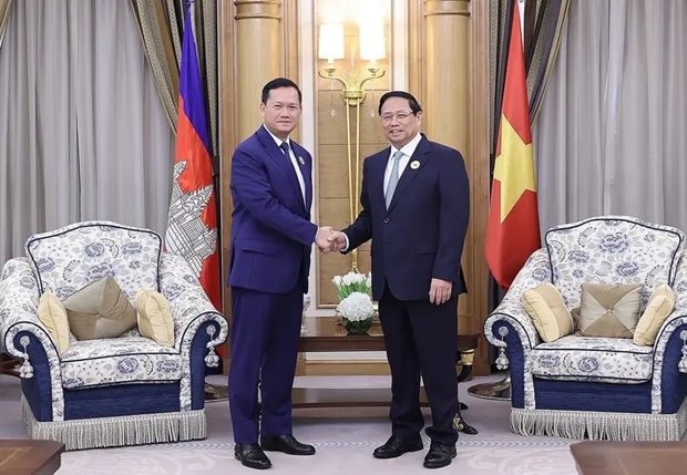 Le Premier ministre vietnamien, Pham Minh Chinh, a une rencontre avec son homologue cambodgien, Hun Manet, le 20 octobre 2023, en Arabie saoudite. Photo : VNA.