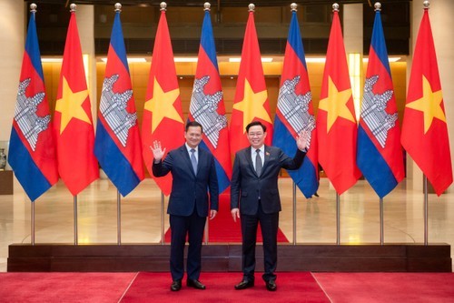 Le Président de l'Assemblée nationale vietnamienne, Vuong Dinh Huê (à droite), rencontre le Premier ministre cambodgien Hun Manet. Photo : VOV. 