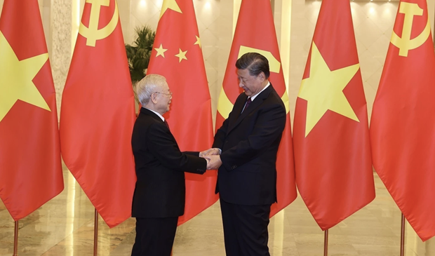 Le Secrétaire général du Parti communiste chinois et Président chinois, Xi Jinping (à droite) reçoit le Secrétaire général du Parti communiste du Vietnam, Nguyên Phu Trong, en octobre 2022. Photo : VNA.