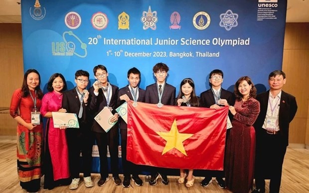 Les six lycéens vietnamiens participant aux Olympiades internationales junior des sciences (IJSO) 2023 en Thaïlande ont tous remporté des médailles. Photo : hanoimoi.vn