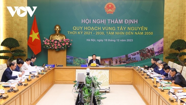 Le Vice-Premier ministre Trân Hông Hà prend la parole lors de la réunion. Photo : VOV. 