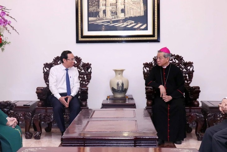 Le secrétaire du Comité du Parti de Hô Chi Minh-Ville, Nguyên Van Nên et l'archevêque de la ville, Nguyên Nang. Photo : VNA. 