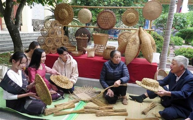 Présentation de l'artisanat en osier lors de l'exposition. Photo : VNA.