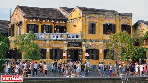 Touristes visitant la vieille ville de Hôi An. Photo : VNA.