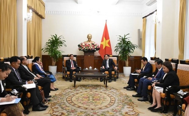 Le ministre des Affaires étrangères Bui Thanh Son (à gauche, au centre) recevant le le vice-ministre lao des Affaires étrangères Ting Souksanh, à Hanoi, le 29 décembre. Photo : qdnd.vn
