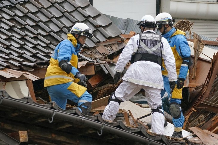 Les opérations de secours se poursuivent. Photo : Kyodo/VNA. 