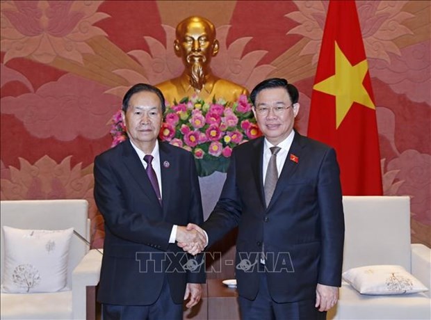 Le Président de l'Assemblée nationale, Vuong Dinh Huê (droite), et le Vice-Président de l'Assemblée nationale du Laos, Chaleun Yiapaoher. Photo : VNA.