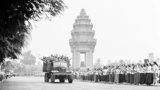 Des dizaines de milliers d’habitants de Phnom Penh se massent au bord de la route pour dire adieu aux soldats volontaires de retour au Vietnam après l’accomplissement des obligations internationales. Photo : VNA.