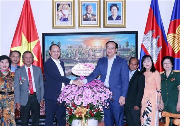 Le général de division Nguyen Van Nam, commandant du commandement de Hô Chi Minh-Ville et président de l'Association municipale d'amitié Vietnam-Cambodge a rendu visite le 4 janvier, et a offert des fleurs aux cadres et au personnel du Consulat général du Cambodge dans la mégapole du Sud. Photo : VNA