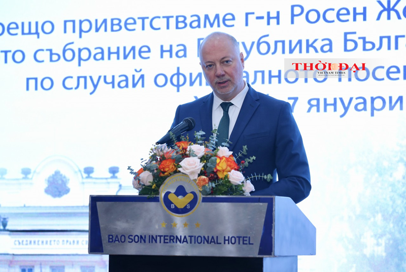 Le Président de l’Assemblée nationale bulgare, Rosen Dimitrov Jeliazkov, prend la parole lors de la rencontre avec des Vietnamiens qui ont étudié ou travaillé en Bulgarie. Photo : Thoidai.vn