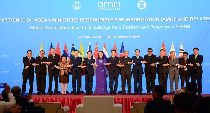 La Vice-Présidente vietnamienne, Vo Thi Anh Xuân, et les ministres de l’Information de l’ASEAN lors de l’AMRI-16 à Dà Nang. Photo : VNA. 