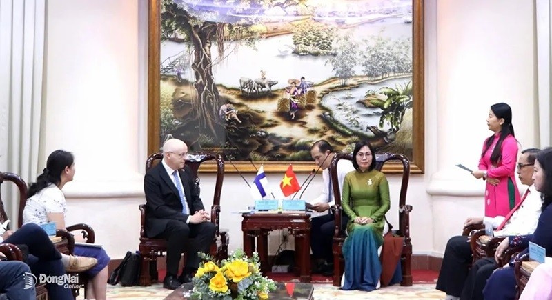 La vice-présidente du Comité populaire provincial de Dông Nai, Nguyên Thi Hoàng, a reçu l’ambassadeur Keijo Norvanto. Photo : baodongnai.