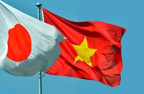 Les drapeaux nationaux du Vietnam et du Japon. Photo : dangcongsan.vn