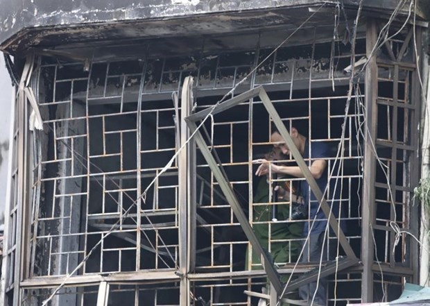 Sur les lieux de l'incendie de la maison au 4 rue Hang Luoc, district de Hoàn Kiêm. Photo : VNA.