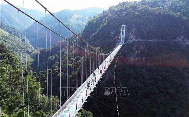 Le pont en verre le plus long au monde, Bach Long (Dragon blanc), une destination courue dans la commune de Muong Sang, du district de Môc Châu, province de Son La. Photo : VNA