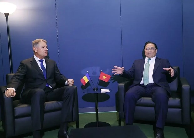 Le Premier ministre Pham Minh Chinh (droite) et le président roumain Klaus Iohannis au siège des Nations Unies à New York en septembre 2023. Photo : VNA.