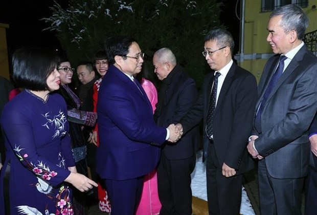 Le Premier ministre Pham Minh Chinh rencontre des représentants de la communauté vietnamienne de Hongrie à Budapest. Photo : VNA.