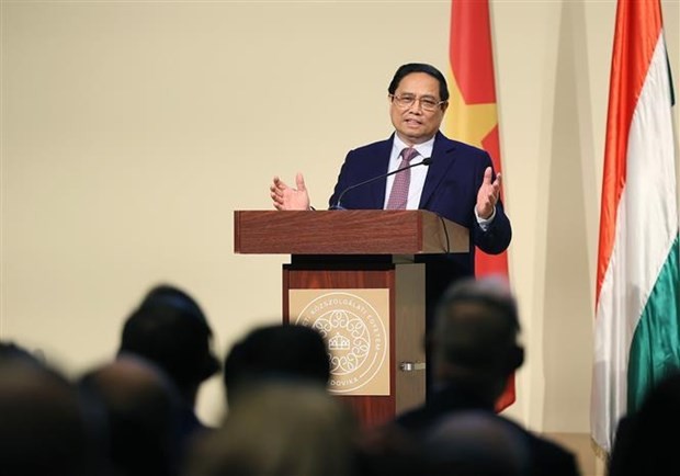 Le Premier ministre vietnamien Pham Minh Chinh prononce son discours de politique générale à l’Université nationale de l’administration publique de Hongrie, à Budapest, le 19 janvier. Photo : VNA.