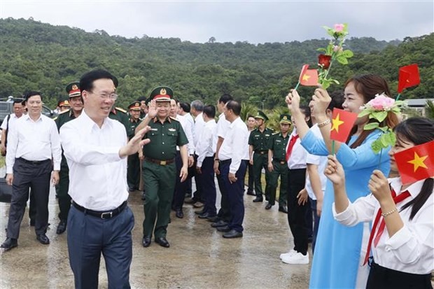 Le Président Vo Van Thuong rend visite aux officiers et aux soldats du régiment 152 de la région militaire 9. Photo : VNA. 
