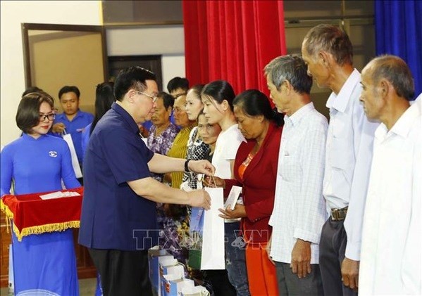 Le Président de l'AN, Vuong Dinh Huê, offert des cadeaux du Têt à des familles bénéficiaires des politiques sociales, à des personnes ayant servi la nation, à des ménages pauvres, à des victimes de l'agent orange, et à des ouvriers en difficulté dans la province de Bac Liêu (Sud). Photo : VNA