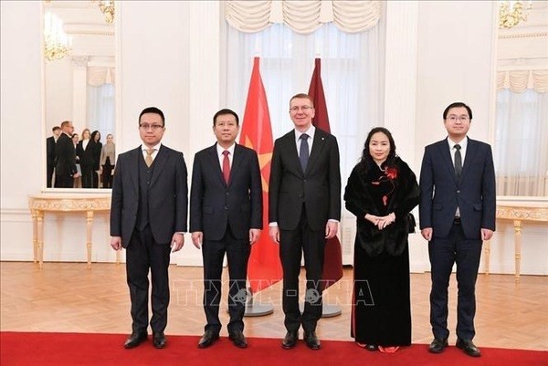 Le Président letton Edgars Rinkevics (centre) reçoit l'ambassadeur du Vietnam en Lettonie Tran Van Tuan. Photo : VNA